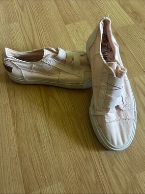 Women’s Slip-On Canvas Sneakers in Light Pink